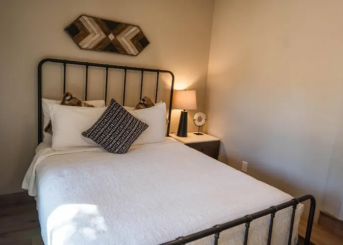 Holiday home 1 Home! Epic Mountain Views With Pool & Hot Tub *